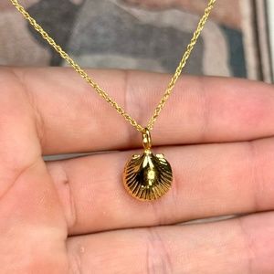Vermeil Gold Clam Shell Pendant on 925 Sterling Silver based 18k Gold Rope Chain